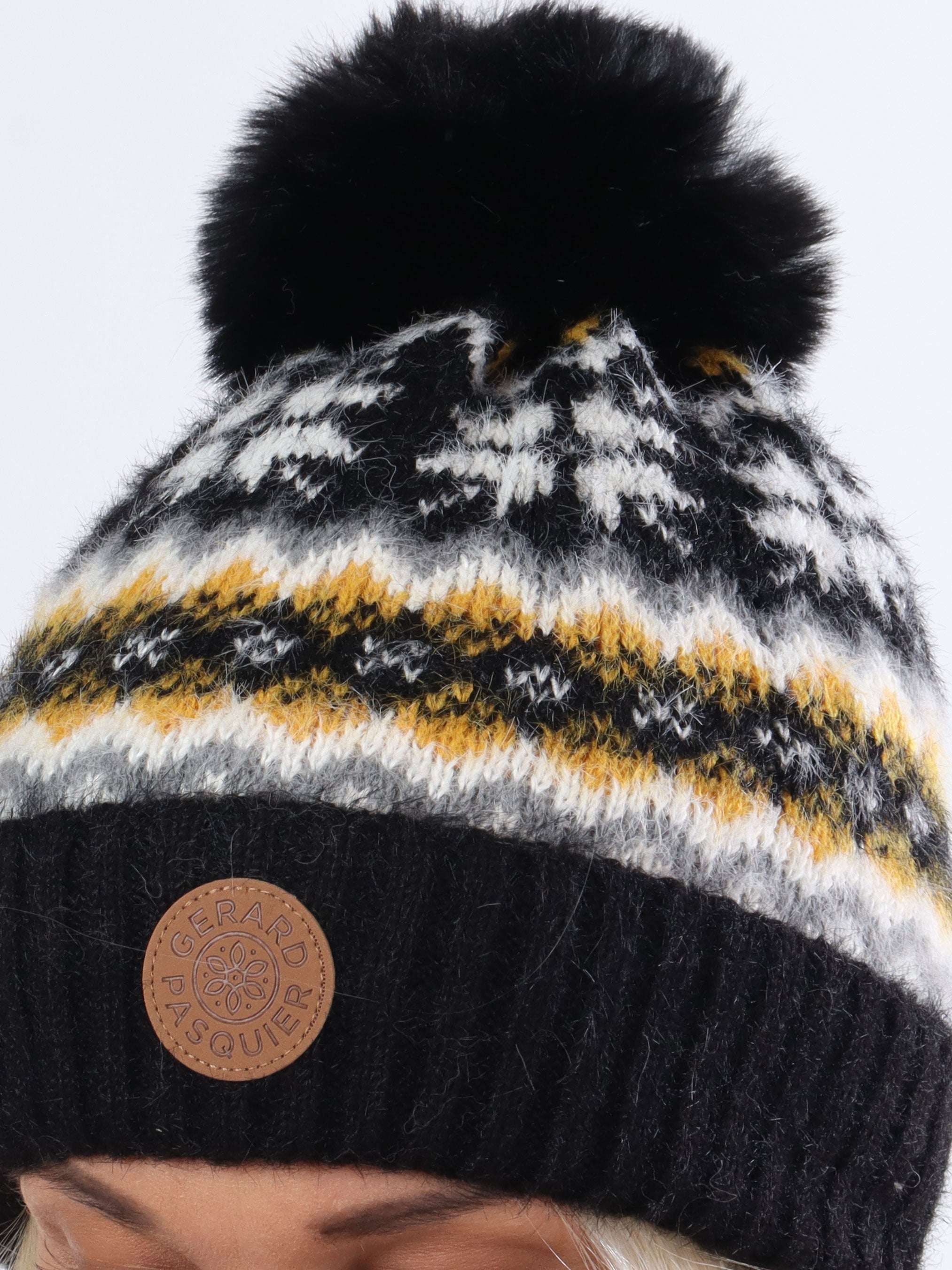 Lina - Mjuk mössa med mönster och pompom